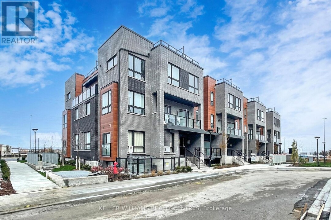 18 Lytham Grn Cir in Newmarket, ON - Building Photo