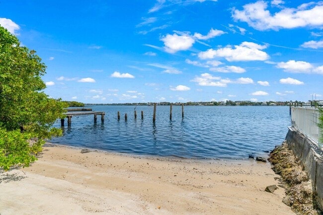 211 Sunrise Ave in Lantana, FL - Building Photo - Building Photo