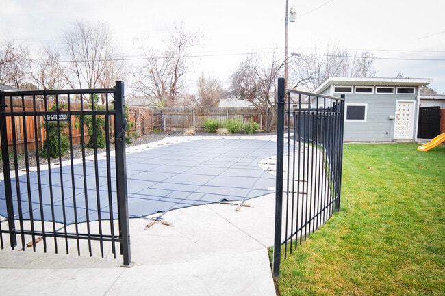 property at 4811 W Rose Hl St