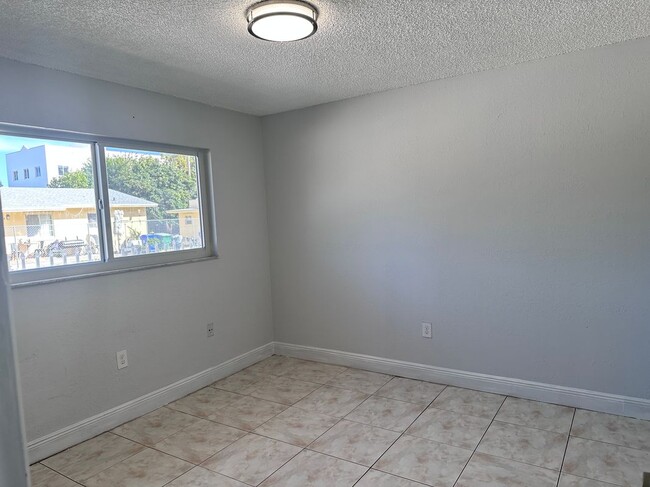 410 NW 33rd St in Miami, FL - Foto de edificio - Building Photo