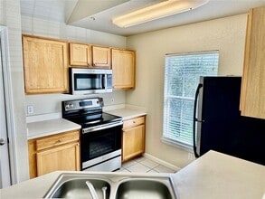 9125 Lee Vista Blvd in Orlando, FL - Foto de edificio - Building Photo