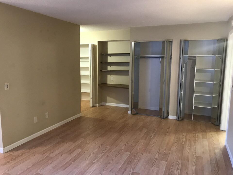 802 Old Settlers Trail in Hopkins, MN - Building Photo