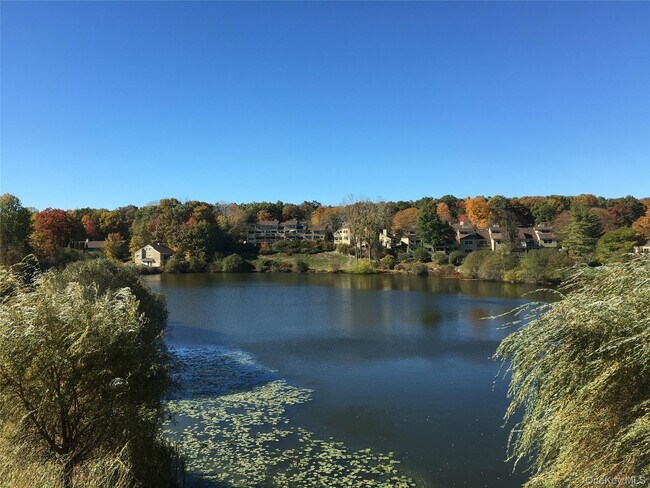 property at 905 Oakridge Cmns