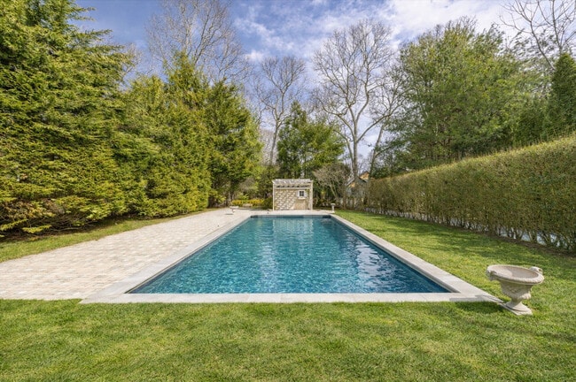 13 Sycamore Dr in East Hampton, NY - Building Photo - Building Photo