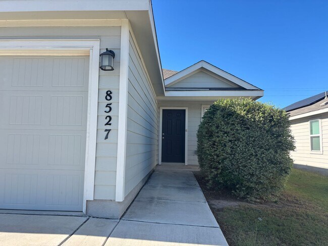 8527 Lattes Wheel in San Antonio, TX - Building Photo - Building Photo