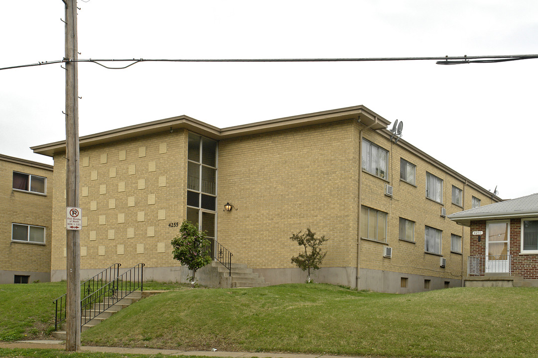 Woodbury Manor in St. Louis, MO - Building Photo