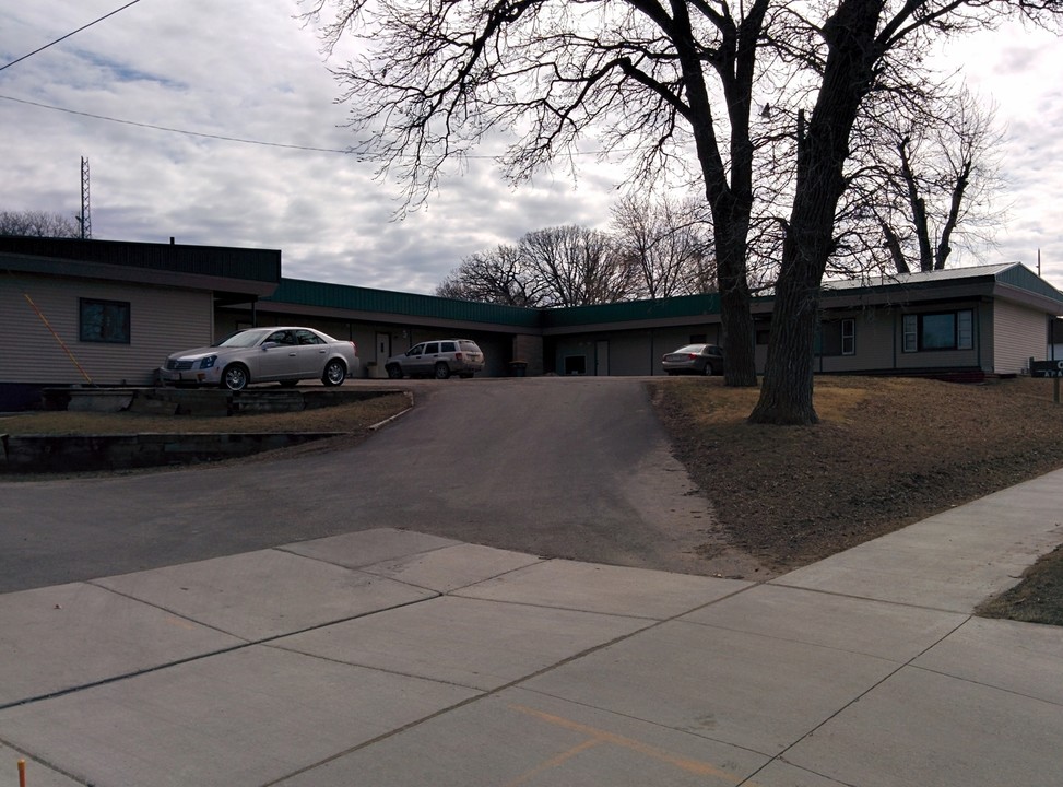 Oaks Apartments in Blue Earth, MN - Building Photo