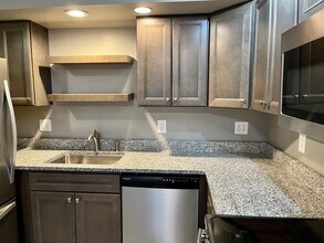 302 E Grove St, Unit B in Bloomington, IL - Building Photo - Building Photo