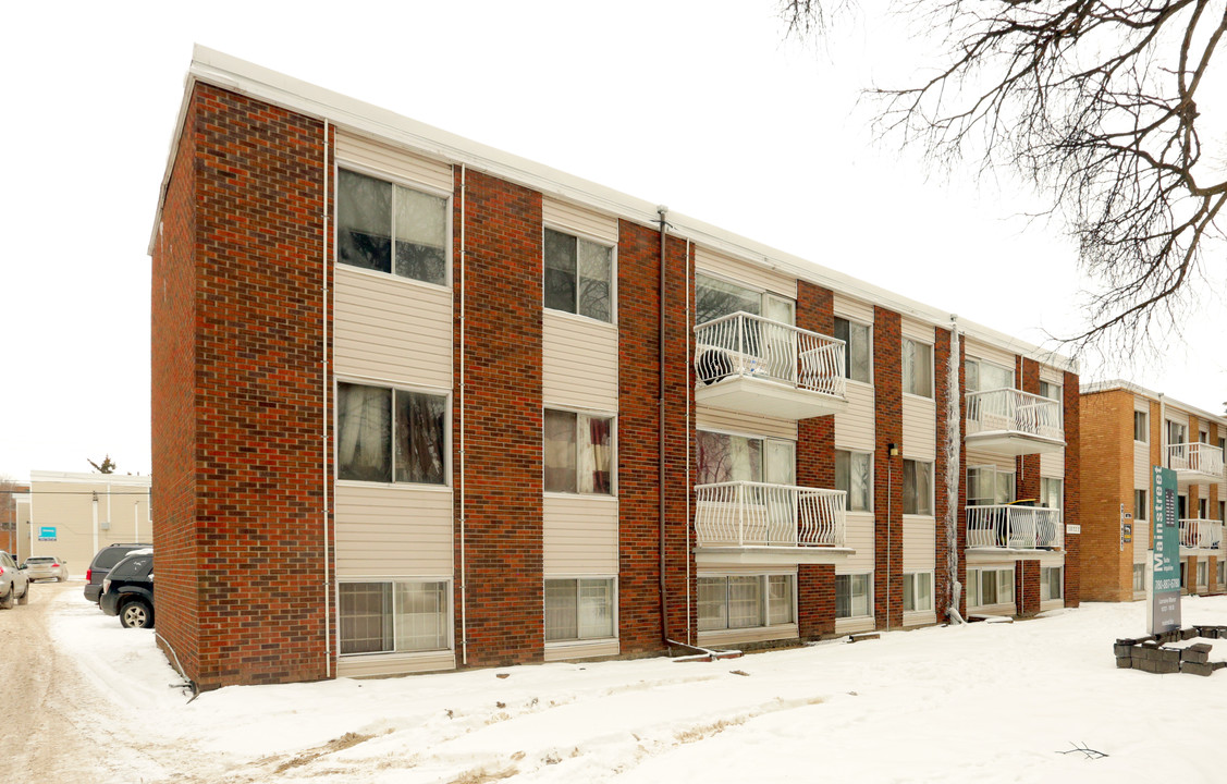 Lorraine Manor in Edmonton, AB - Building Photo