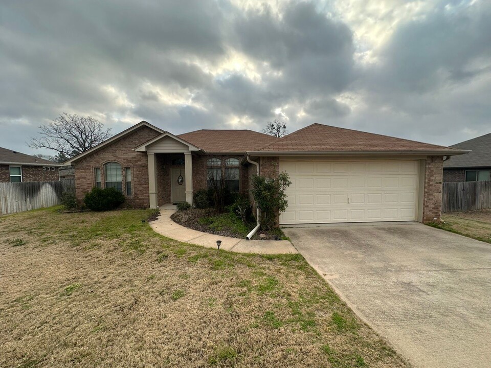 393 Molly Ln in Lindale, TX - Building Photo