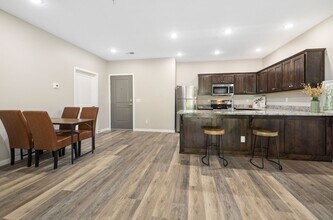 3861 W Univ St in Springfield, MO - Foto de edificio - Building Photo