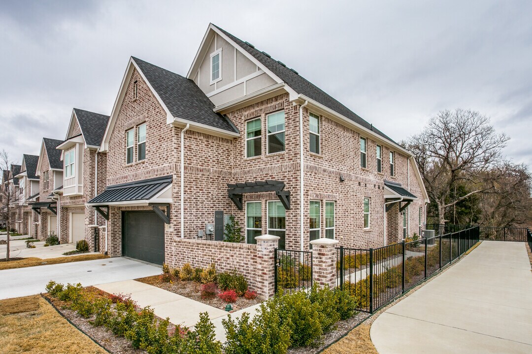 100 Claire Dr in Roanoke, TX - Building Photo