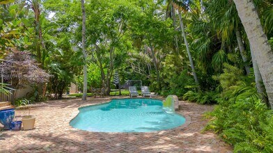 13599 Old Cutler Rd in Pinecrest, FL - Building Photo - Building Photo