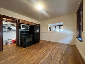 4 River St, Unit 1 in Dedham, MA - Foto de edificio - Building Photo