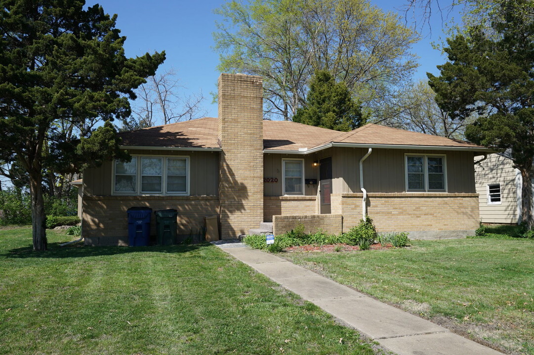 2020 Stratford Rd in Lawrence, KS - Building Photo