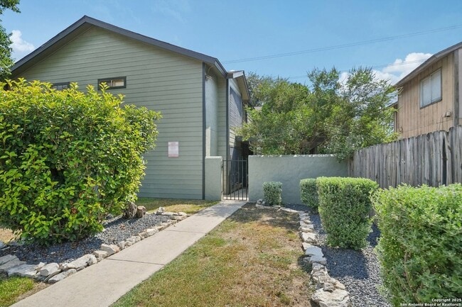 10609 Starcrest Dr in San Antonio, TX - Building Photo - Building Photo