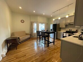 285 Dorchester St, Unit 1 in Boston, MA - Building Photo - Building Photo