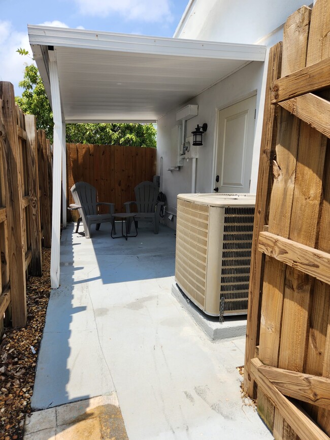 7951 SW 198th St, Unit Spacious Studio in Cutler Bay, FL - Building Photo - Building Photo