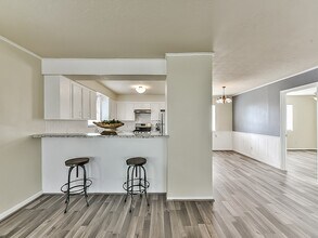 900 Bonita Dr in Hitchcock, TX - Building Photo - Building Photo
