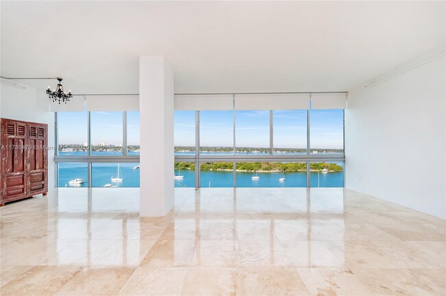 7934 West Dr in North Bay Village, FL - Foto de edificio - Building Photo