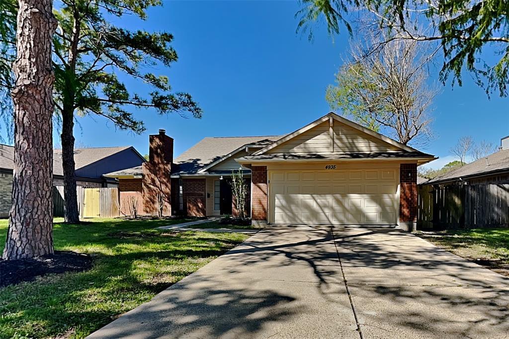 4935 Northfork Dr in Pearland, TX - Building Photo