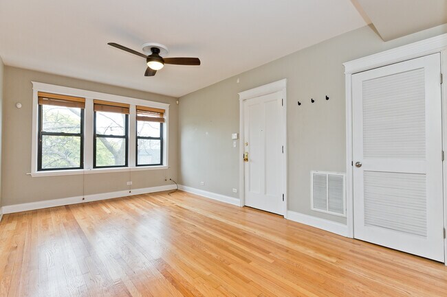 2723 W Wellington Ave, Unit 3 in Chicago, IL - Building Photo - Building Photo