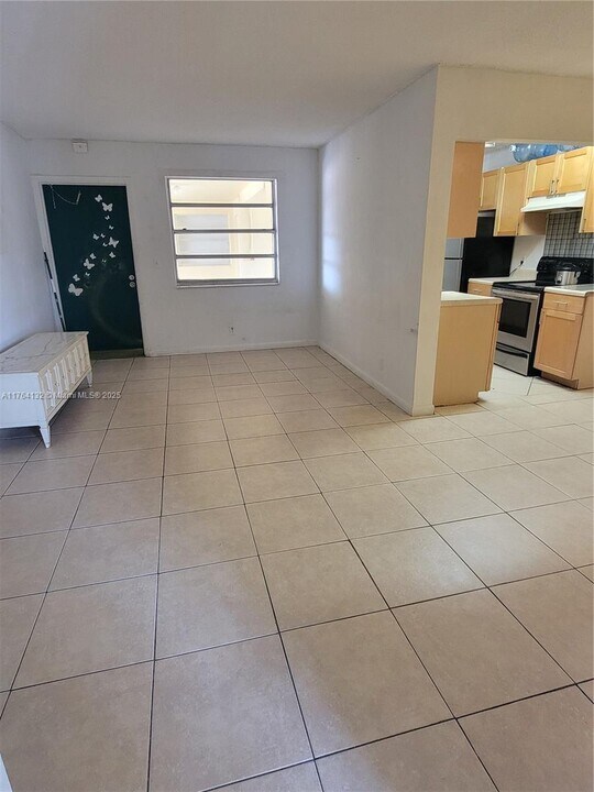 1100 NE 1st Ct in Hallandale Beach, FL - Foto de edificio