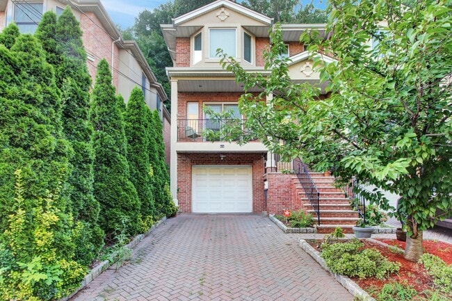 property at 176 Undercliff Ave