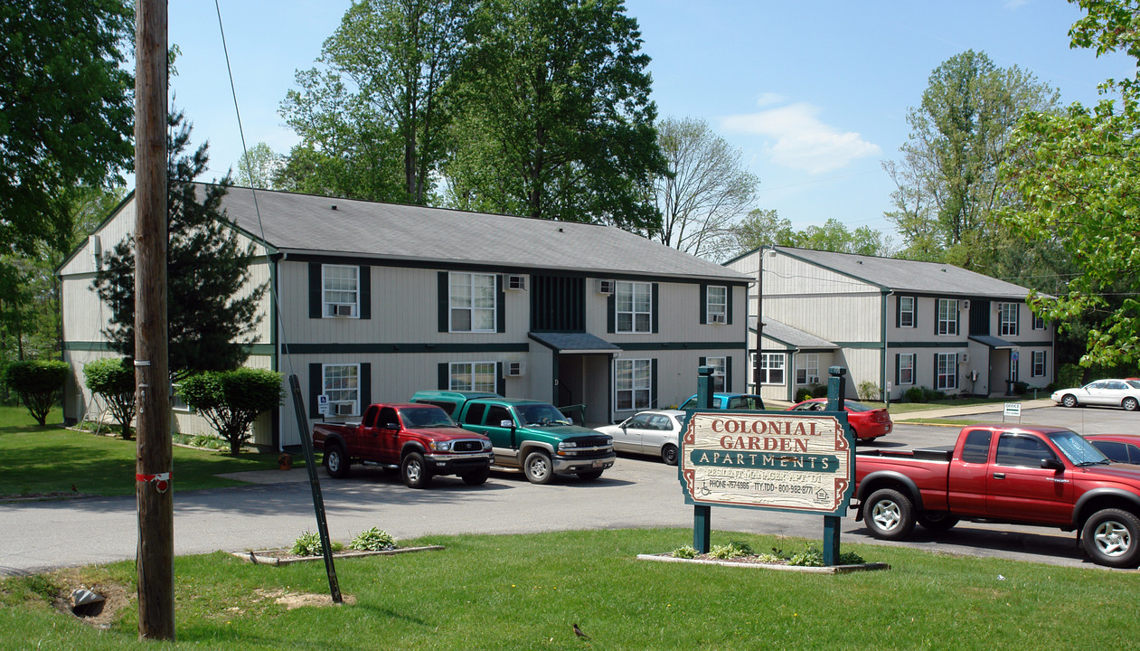 Colonial Garden Apartments in Hurricane, WV - Building Photo