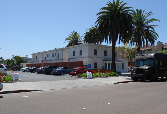 181 Orange Ave in Coronado, CA - Foto de edificio - Building Photo