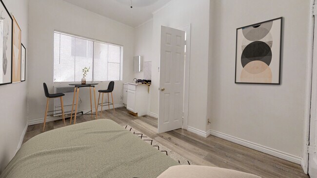 647 W 18th St, Unit 316 in Los Angeles, CA - Building Photo - Building Photo