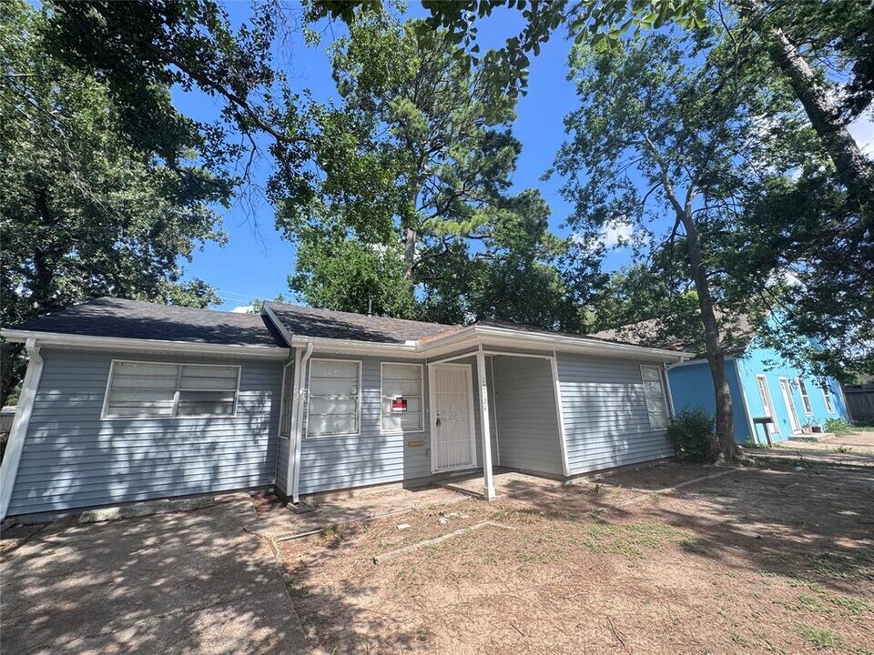 10124 Homestead Rd in Houston, TX - Building Photo