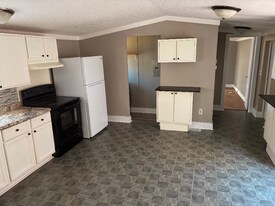 33 Village Ct in Mediapolis, IA - Building Photo