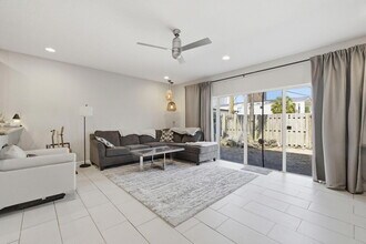 710 SW 4th Ave in Fort Lauderdale, FL - Foto de edificio - Building Photo