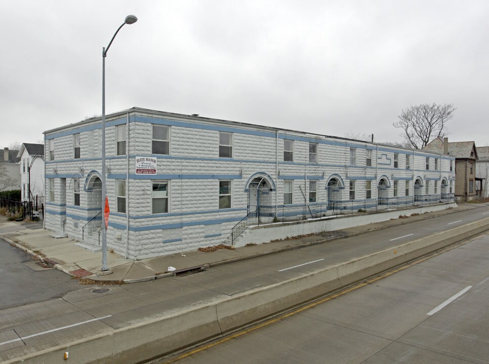 Elite Manor in Dayton, OH - Building Photo