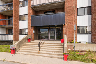 4039 Des Sources Boul in Dollard-des-Ormeaux, QC - Building Photo - Building Photo