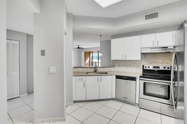 401 SW 158th Ter, Unit 105 in Pembroke Pines, FL - Building Photo - Building Photo