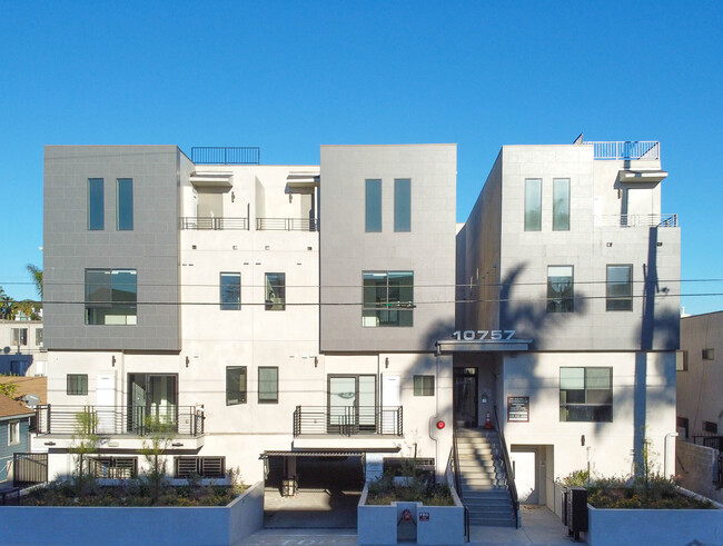 ST Townhomes at Palms in Los Angeles, CA - Building Photo - Building Photo