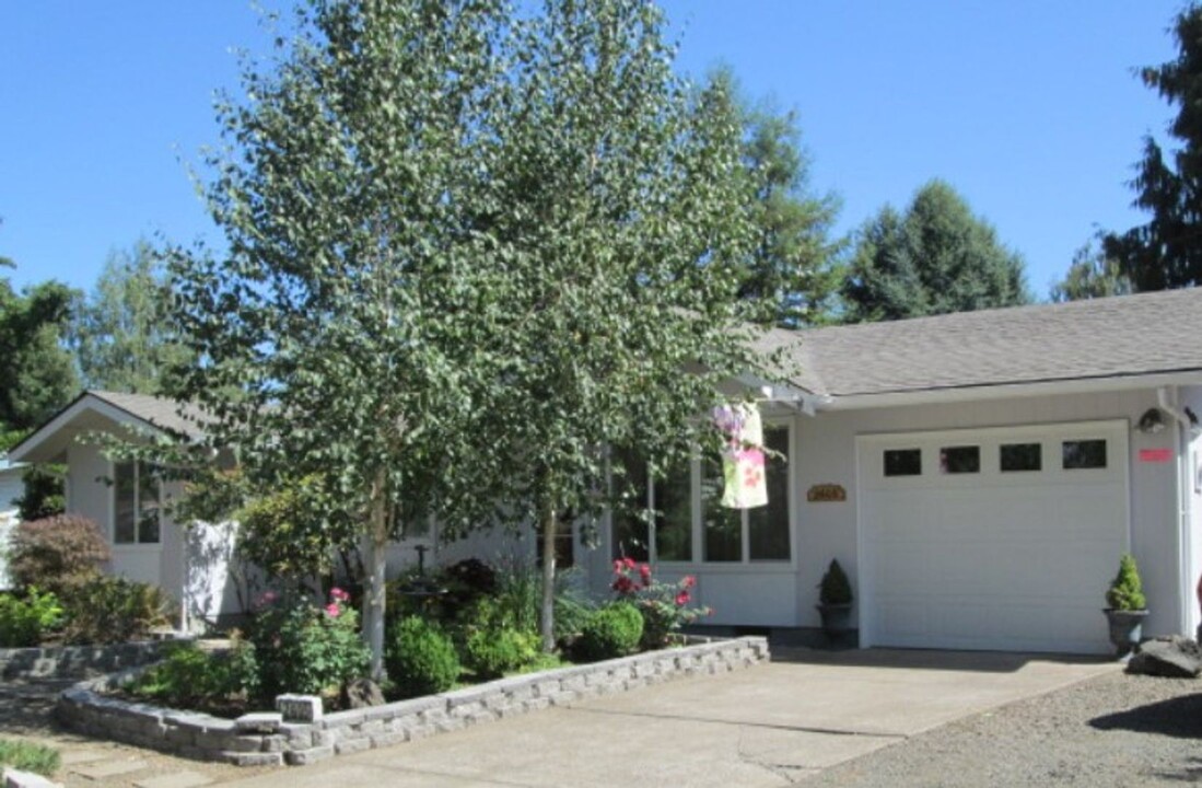 2605 Carbona St in Eugene, OR - Building Photo