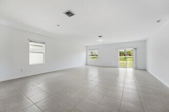 10461 NW Suncrest Lp in Port St. Lucie, FL - Foto de edificio - Building Photo