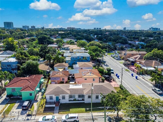 1050 SW 9th St in Miami, FL - Building Photo - Building Photo