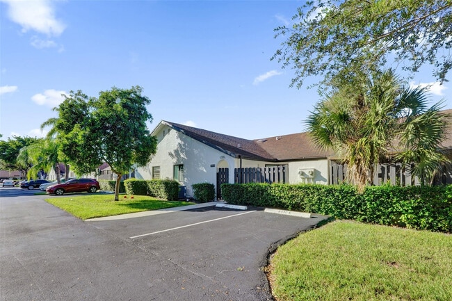 8930 SW 19th St in Boca Raton, FL - Building Photo - Building Photo