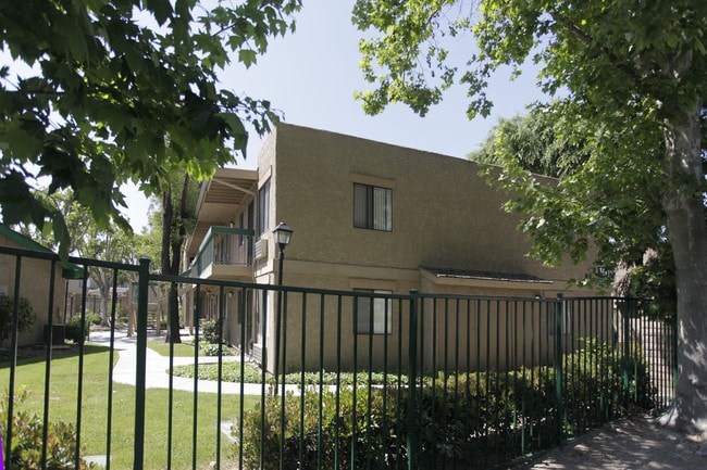 Heritage Park Senior 55+ in Rialto, CA - Foto de edificio - Building Photo
