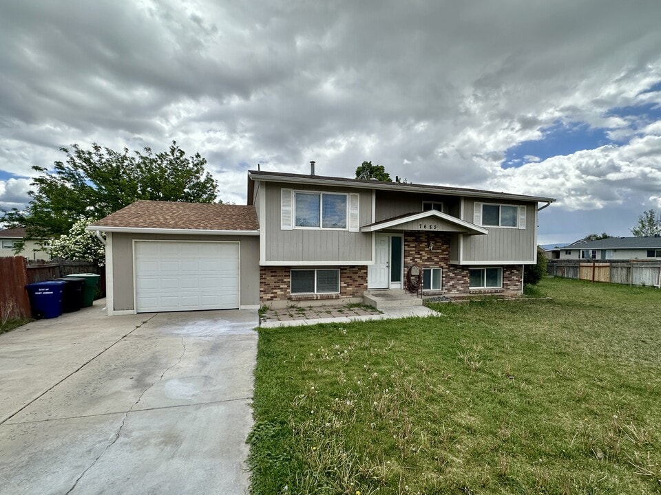 7685 S 2550 W in West Jordan, UT - Building Photo