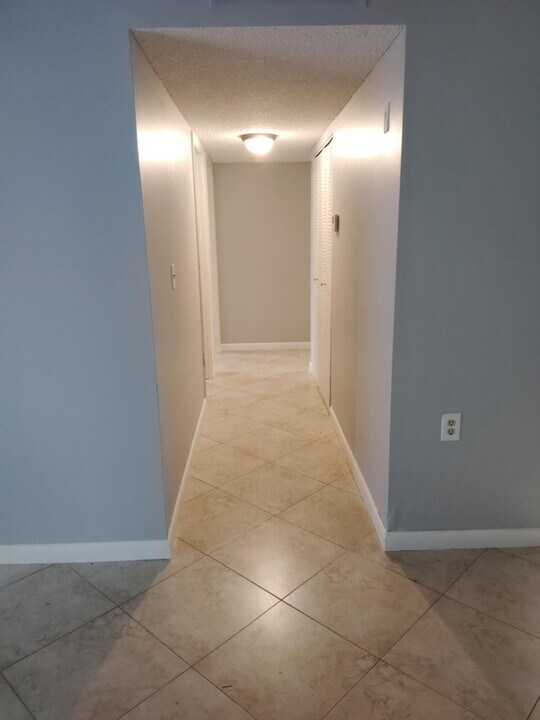 1140 Lake Victoria Dr in West Palm Beach, FL - Building Photo