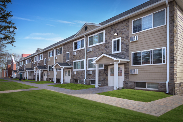 Fairfield Estates At Stewart Manor in Stewart Manor, NY - Foto de edificio - Building Photo