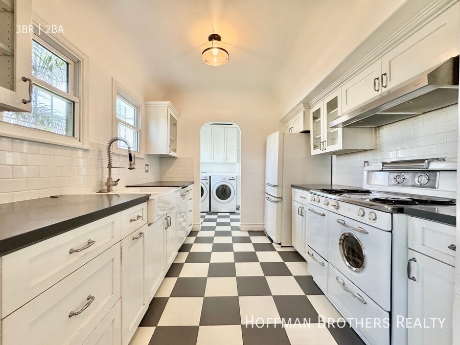 1600 Orange Grv Ave in Los Angeles, CA - Building Photo