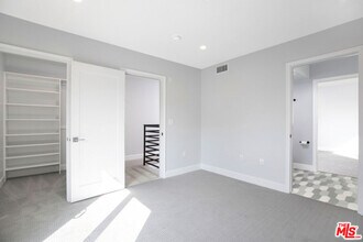 6032 Romaine St in Los Angeles, CA - Building Photo - Building Photo