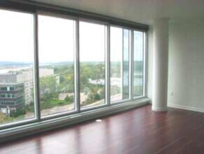 8151 33rd Ave S in Bloomington, MN - Foto de edificio - Building Photo