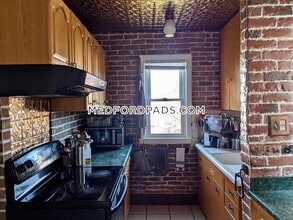 141 George St, Unit 1 in Medford, MA - Building Photo - Building Photo